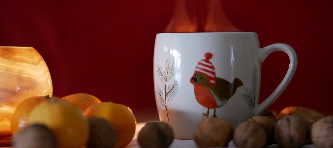 Still-Leben mit Tasse, Mandarinen und Walnüssen