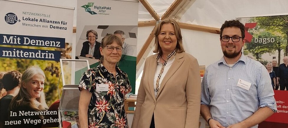 Ute Schlütter (BAGSO), die Bundestagspräsidentin Bärbel Bas und Simon Konermann (BAGSO, Netzwerkstelle) stehen am BAGSO-Messestand