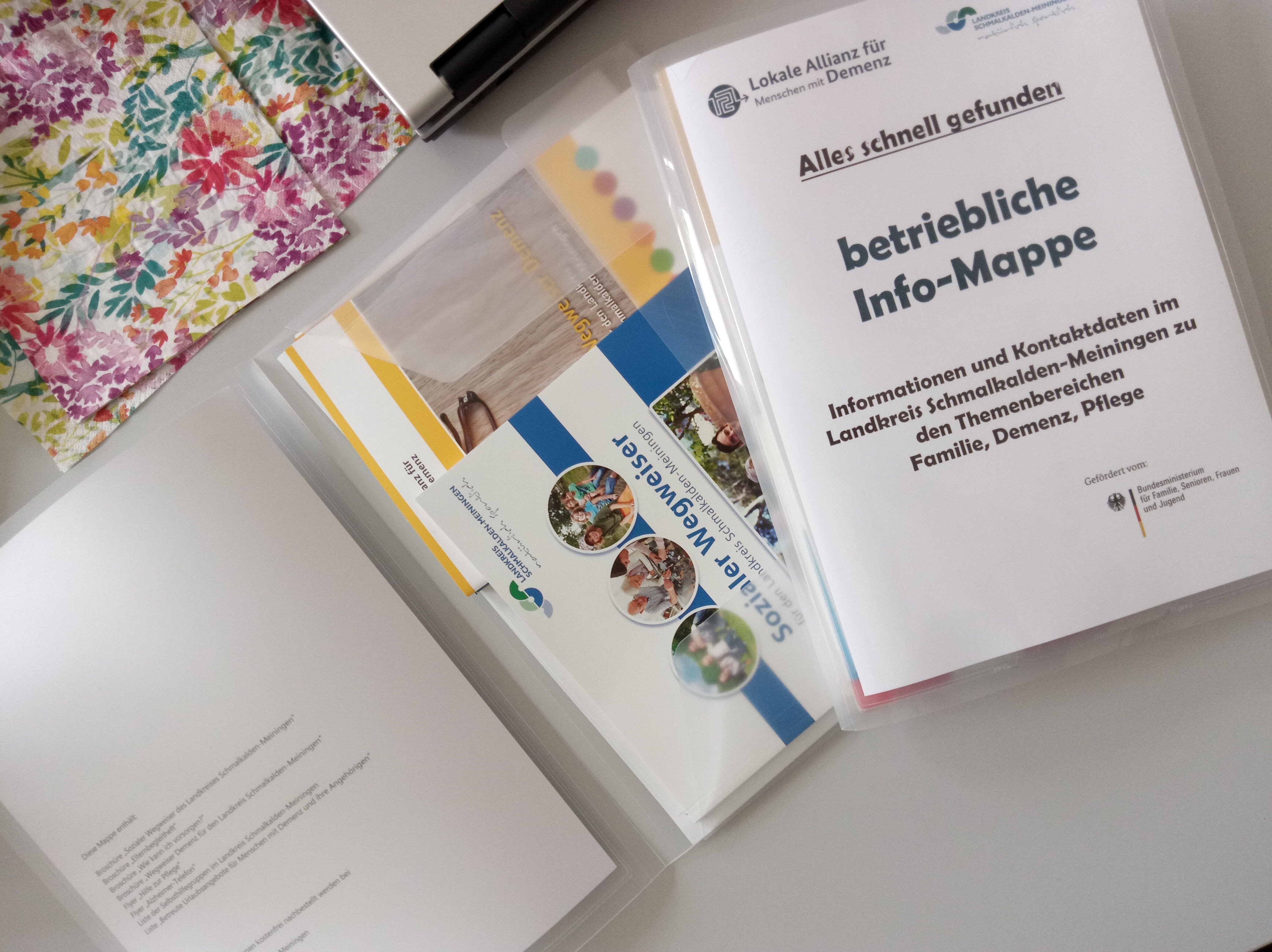 Ansicht von oben: Informationsmappen, die auf einem Tisch liegen