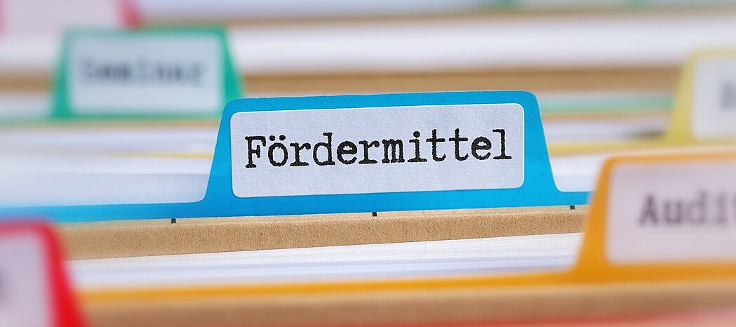 © stock.adobe.com | Zerbor Foto: Bunte Karteikarten. Auf einer der Karten steht der Begriff "Fördermittel"