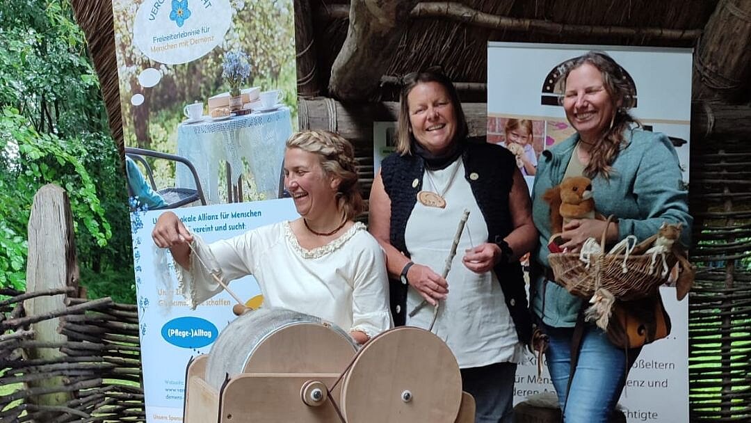 Juli 2026: Die Lokale Allianz auf der Steinzeitmeile in Albersdorf Frauen im Steinzeit Ambiente