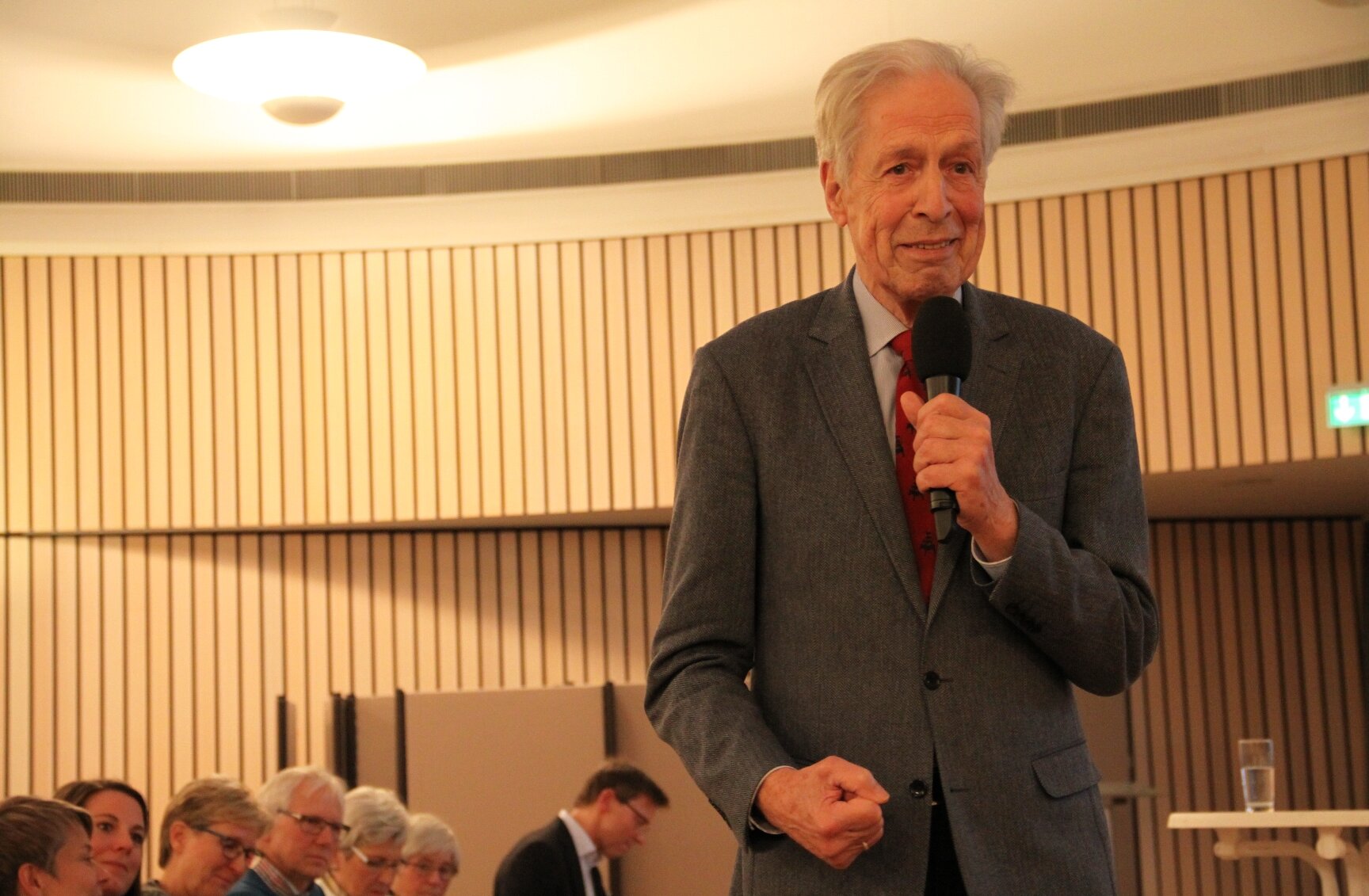 Dr. Henning Scherf, ehemaliger Bürgermeister der Freien Hansestadt Bremen, spricht ins Mikrofon