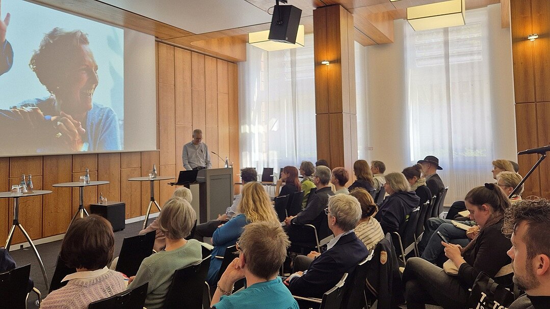 Blick ins Plenum. Zu sehen ist auch Fried Schüle (Evangelische Kirchengemeinde Kadelburg) am Rednerpult. 