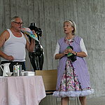 Theaterstück auf der Bühne: Gespräch zwischen zwei Darstellern
