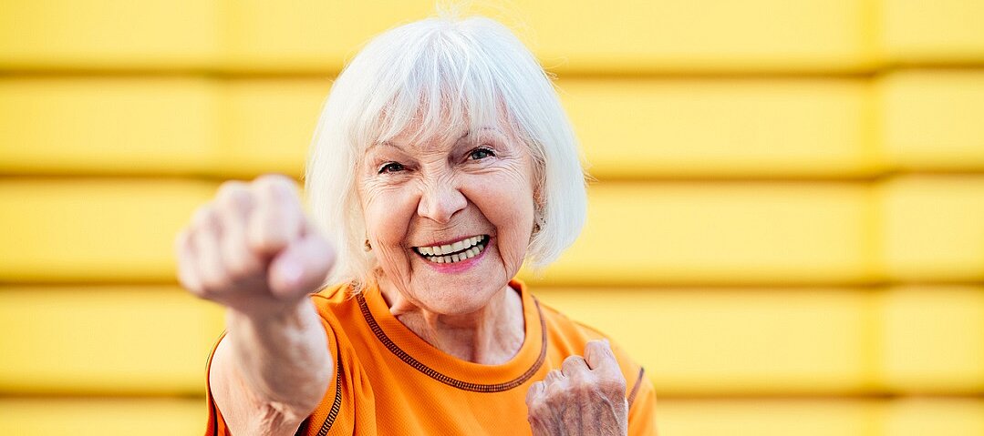 Foto: Aktive ältere Frau beim Fitnesstraining in einem Park