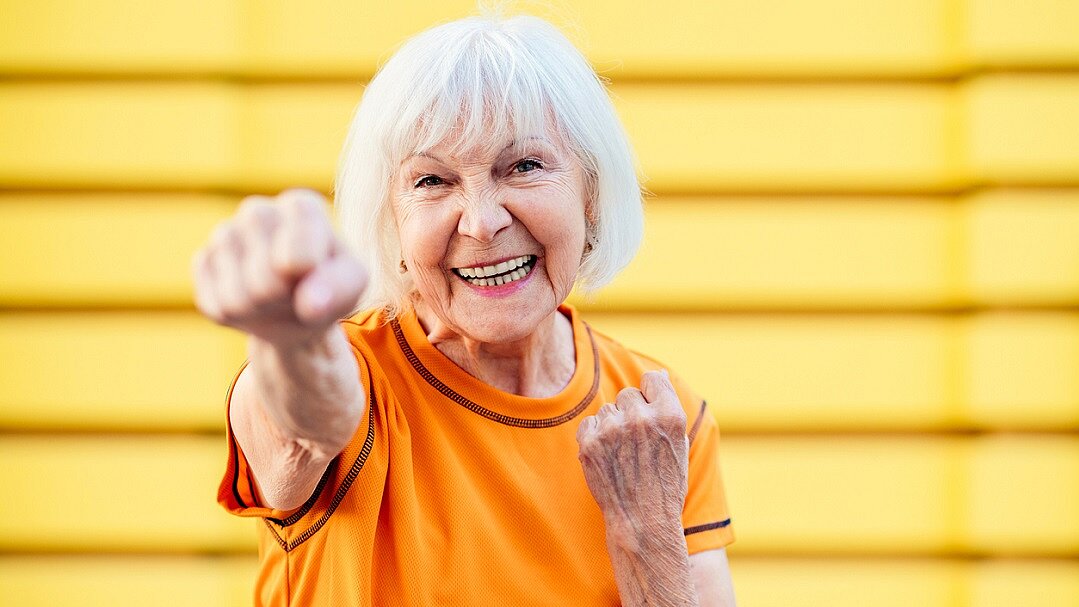 Foto: Aktive ältere Frau beim Fitnesstraining in einem Park