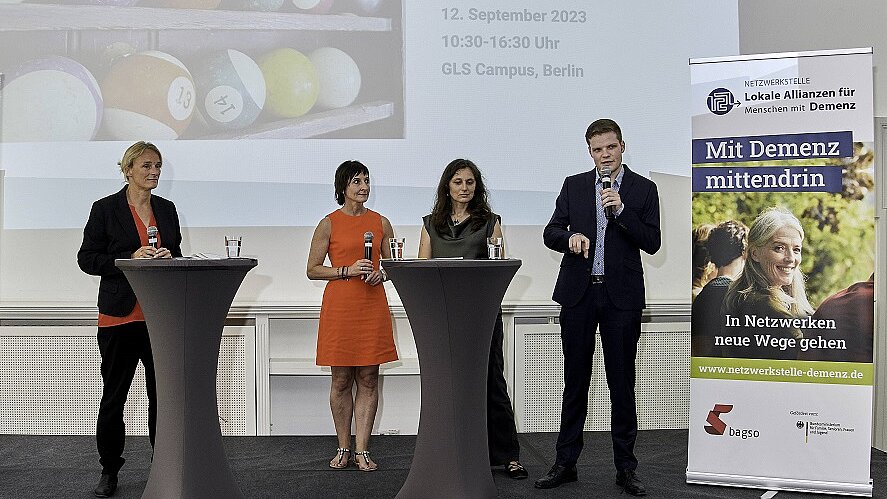 Auf dem Podium (v.l.n.r.): Katja Nellissen, Ute Hopperdietzel, Steffi Bartsch, Lennart Vogt