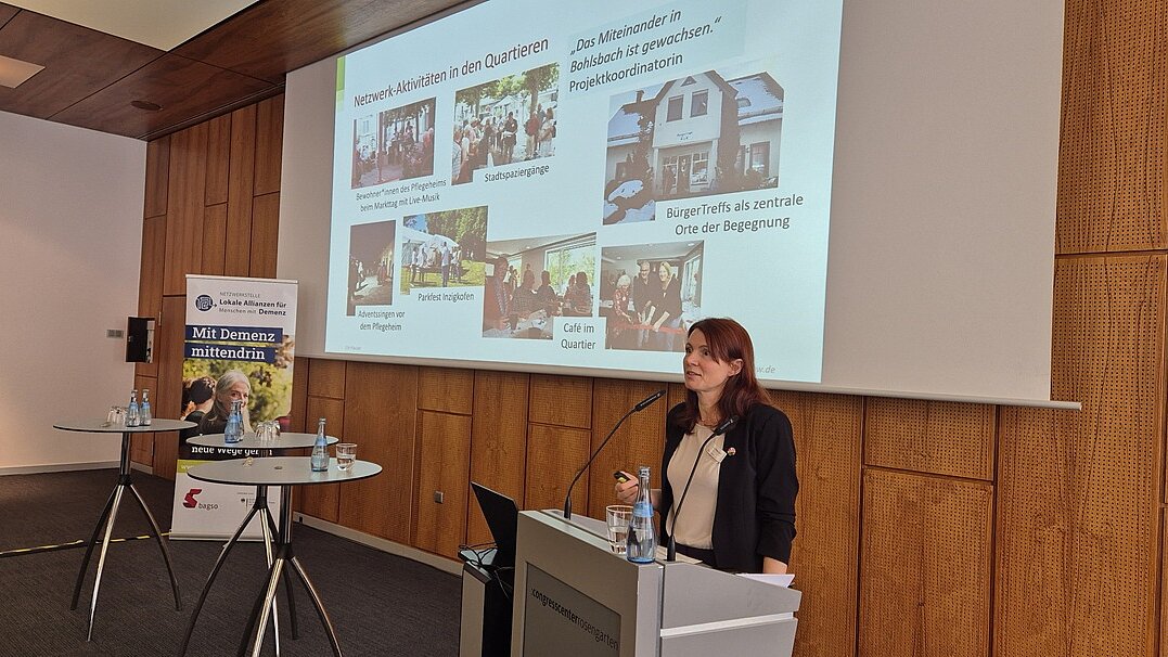 Ute Hauser (Alzheimer Gesellschaft Baden-Württemberg e.V.) steht am Rednerpult 