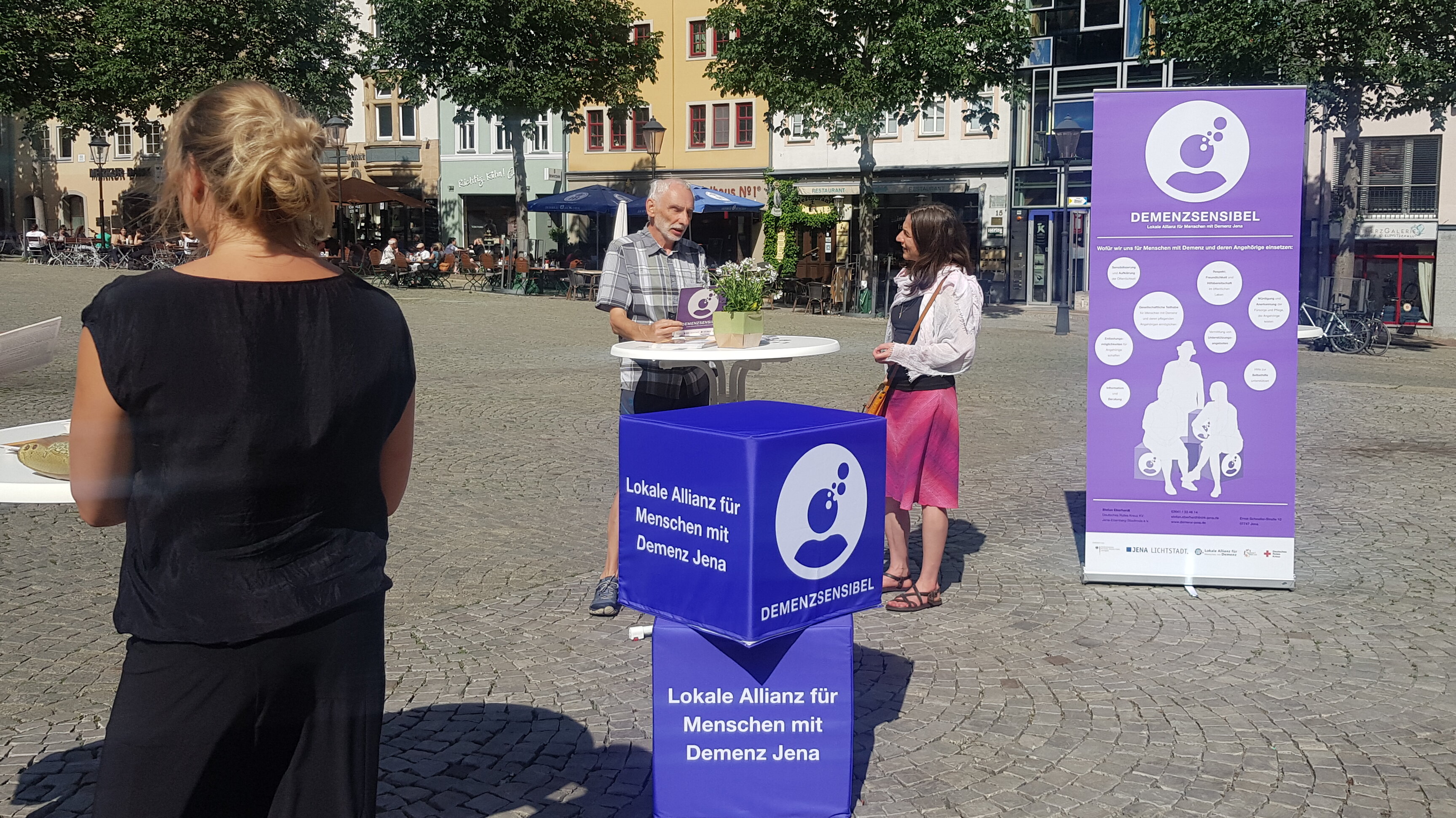 Informationsveranstaltung auf dem Jenaer Markplatz, um auf das Netzwerk der Lokalen Allianz aufmerksam zu machen