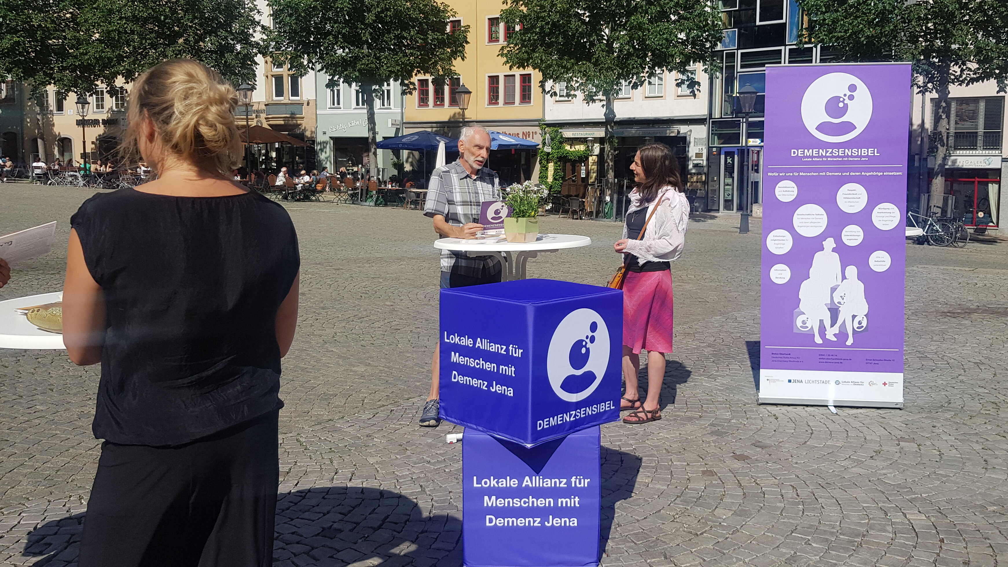 Informationsveranstaltung auf dem Jenaer Markplatz, um auf das Netzwerk der Lokalen Allianz aufmerksam zu machen