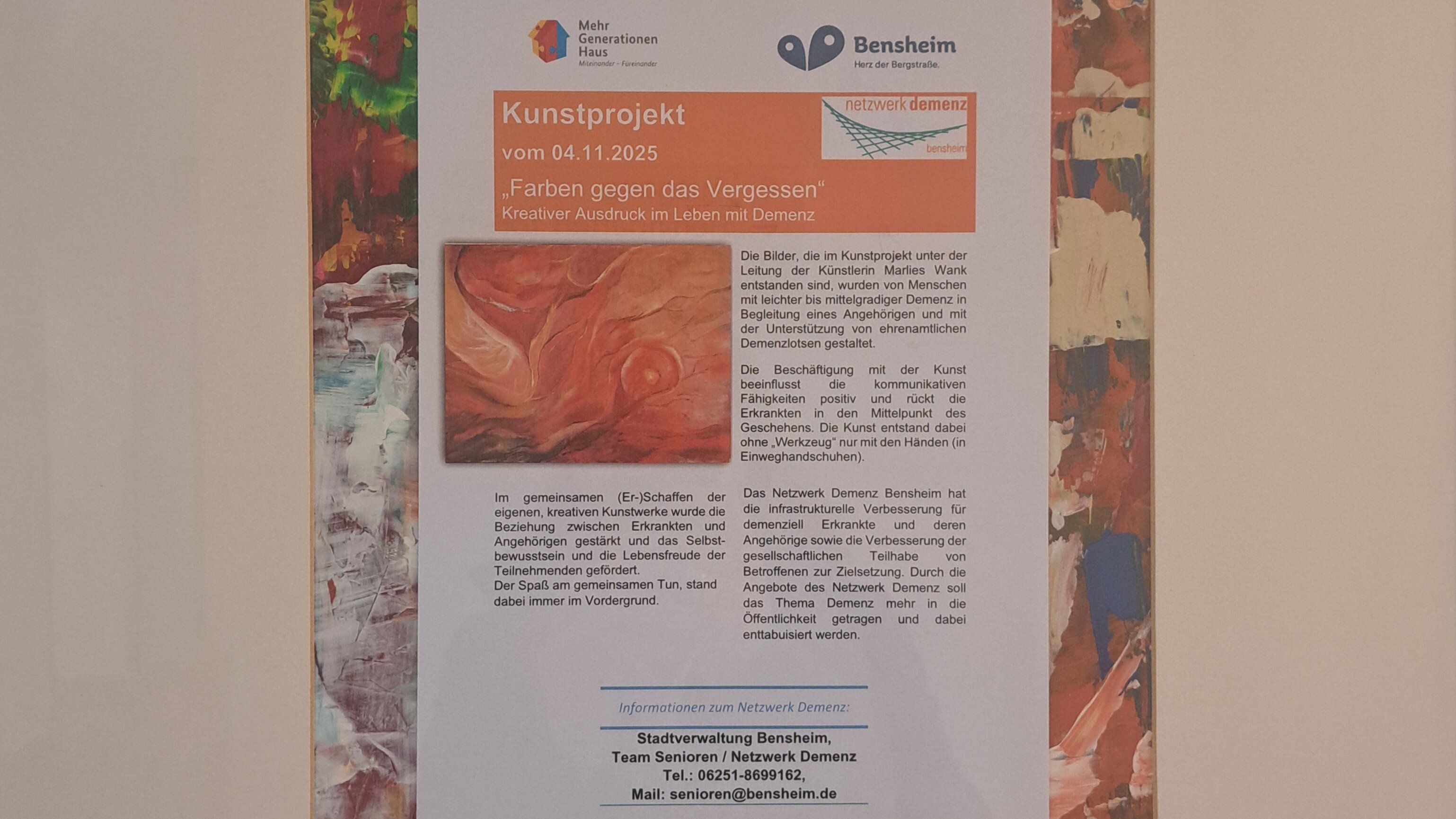 Foto: Infotext ist eingerahmt mit einem Streifen aus bunten Acrylfarbenklecksen. Ein abstraktes Bild mit Wellen in verschiedenen Orange-Tönen lockert den Text auf.