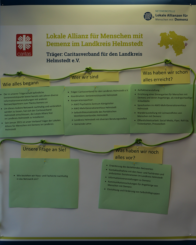 Stellwand der Lokalen Allianz für Menschen mit Demenz im Landkreis Helmstedt | © BAGSO Foto der Stellwand: Beantwortet werden die Fragen "Wie alles begann", "Wer wir sind", "Was haben wir schon alles erreicht", "Unsere Frage an Sie" und "Was haben wir noch alles vor".