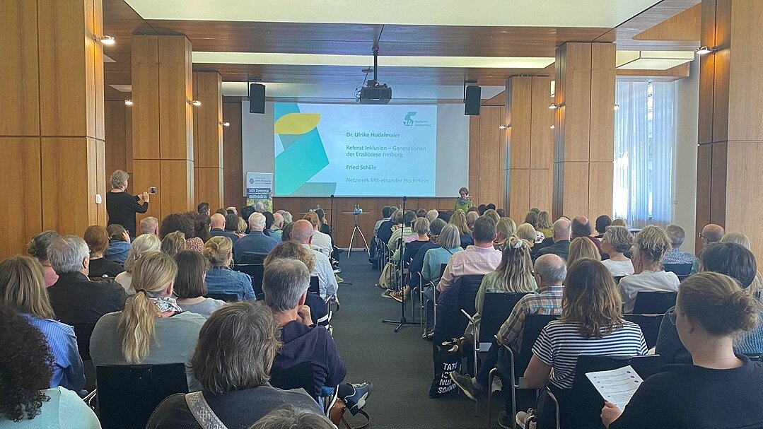 Blick von hinten ins Plenum. Vorne rechts steht Dr. Ulrike Hudelmaier am Rednerpult. 