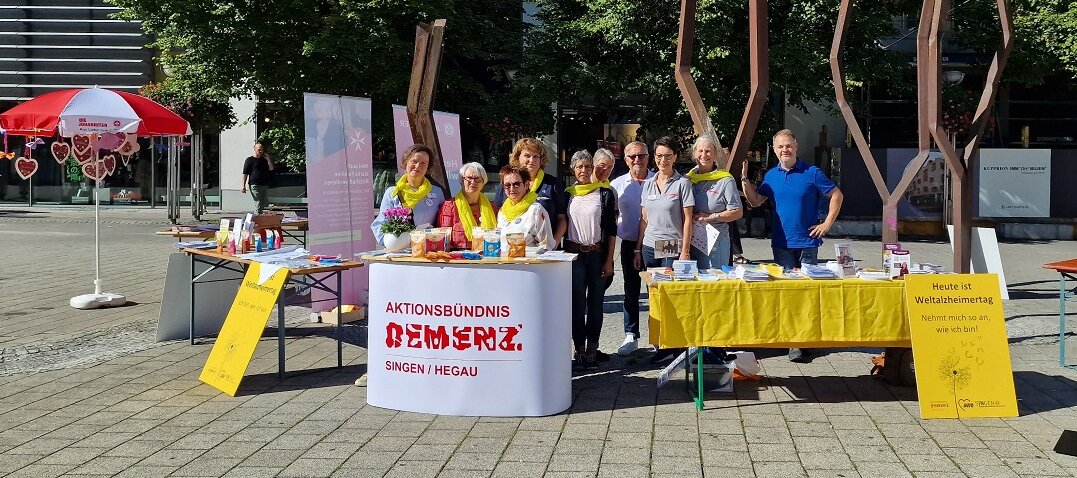 Zu sehen sind die Mitglieder des Aktionsbündnisses Demenz Singen/Hegau an einem Stand zum Weltalzheimertag