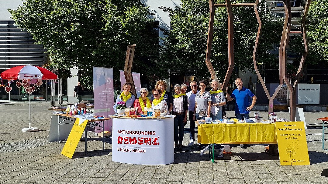 Foto: Zu sehen sind die Mitglieder des Aktionsbündnisses Demenz Singen/Hegau an einem Stand zum Weltalzheimertag