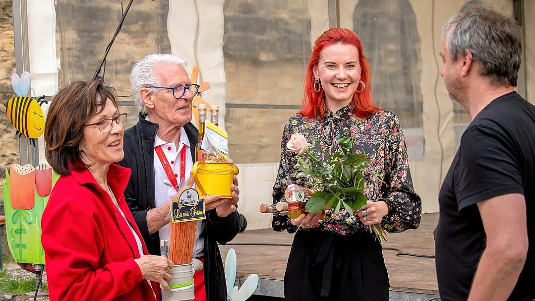 Foto: Ehepaar Stritter und Sarah Straub bekommen Blumen und ein Präsent überreicht