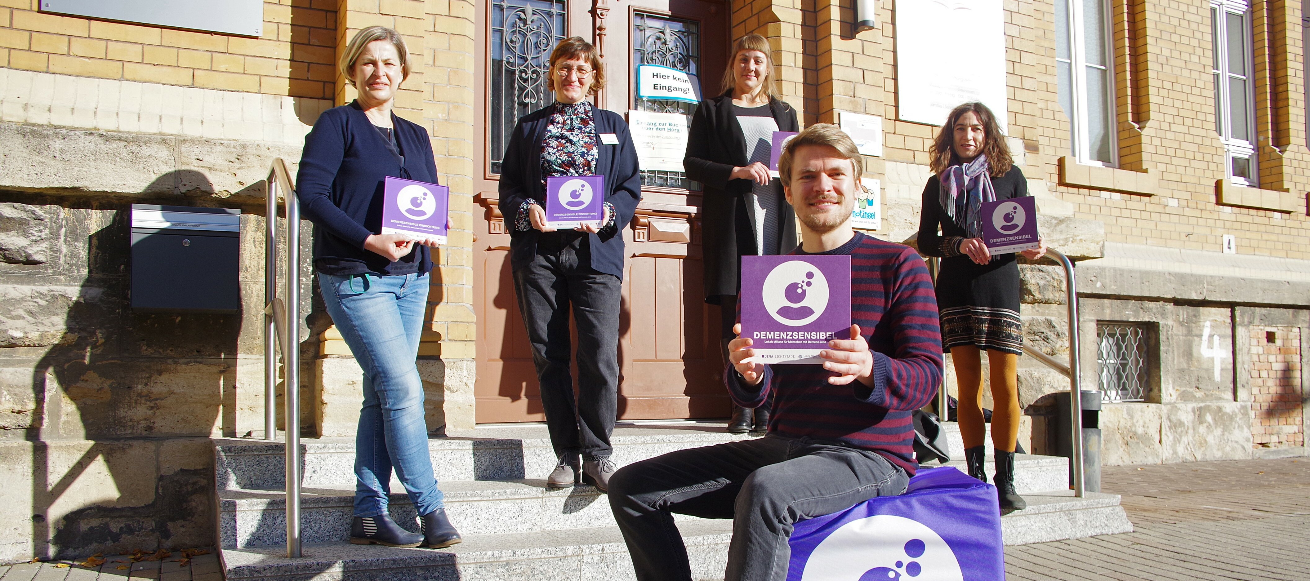 Verleihung der Demenzsensibel-Plakette an die Ernst-Abbe-Bücherei durch Mitglieder der Lokalen Allianz Jena