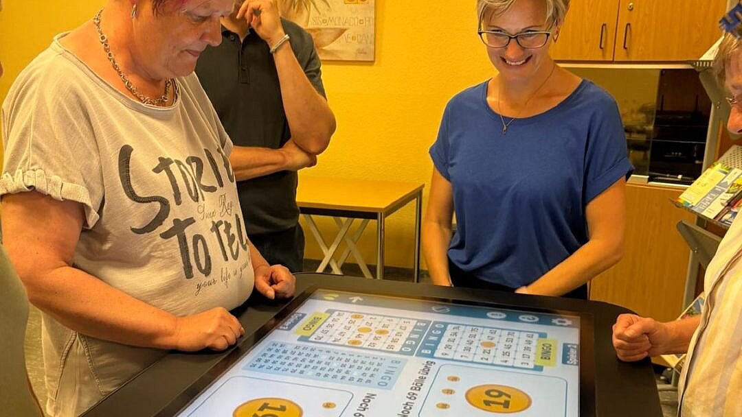 Menschen spielen digitales Bingo