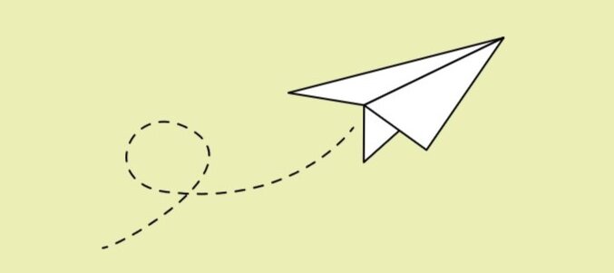 Weißer Papierflieger auf hellgrünem Hintergrund