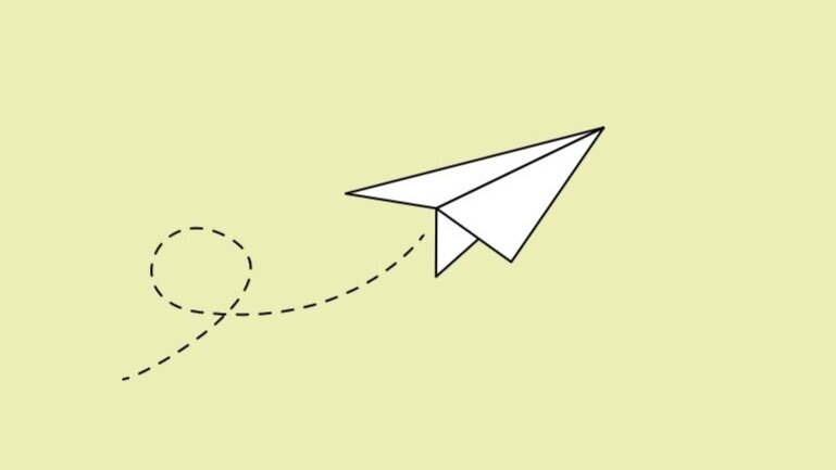 Weißer Papierflieger auf hellgrünem Hintergrund