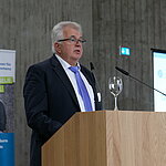 Andreas Burkert begrüßt die Anwesenden 