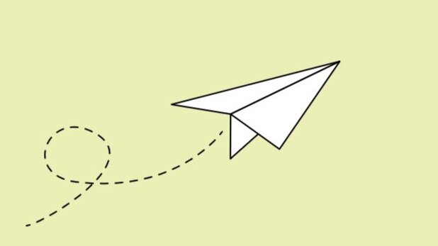Weißer Papierflieger auf hellgrünem Hintergrund