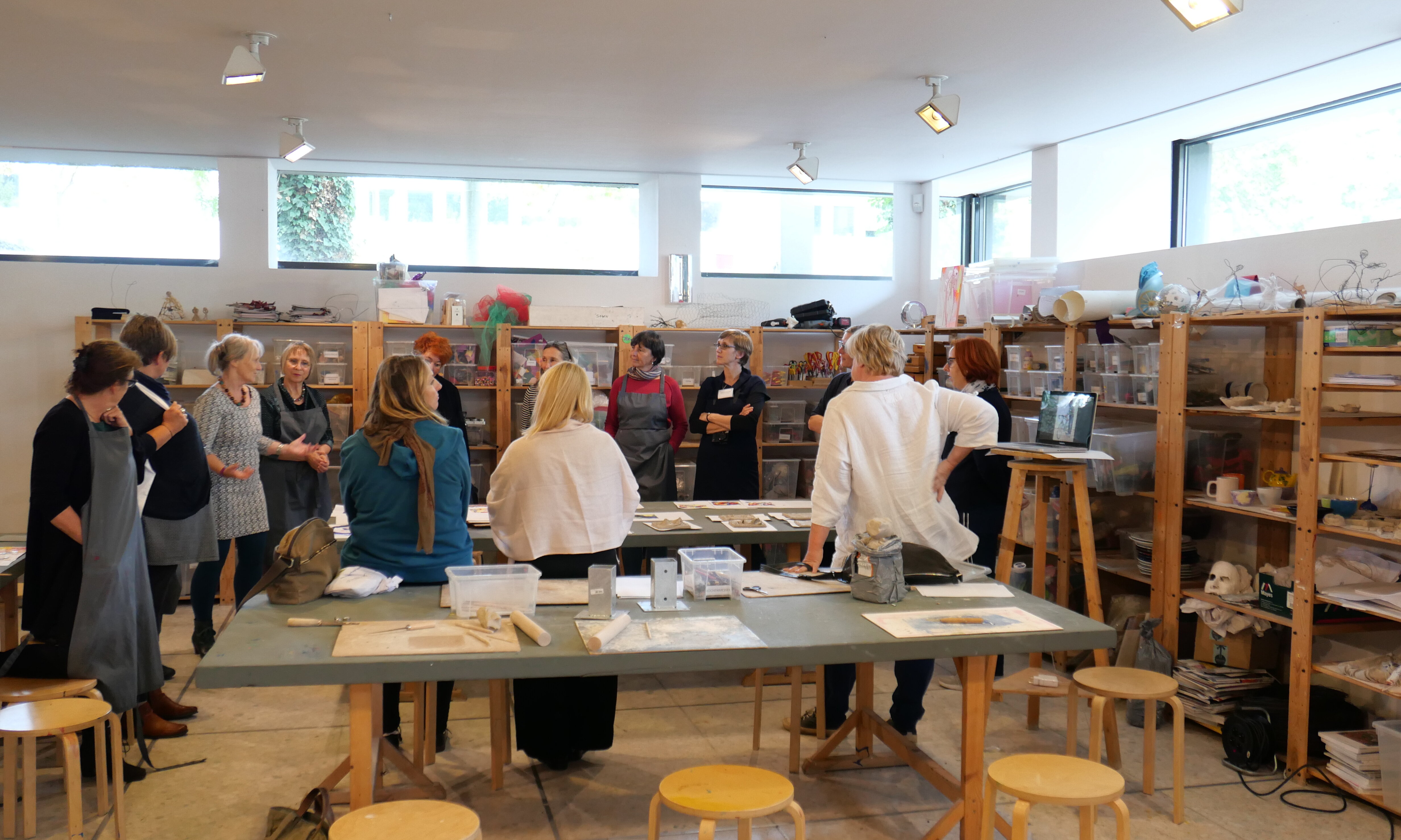Gruppenteilnehmende im offenen Atelier des Lehmbruck Museums