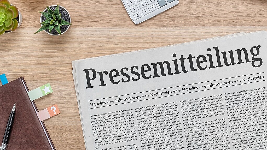 Zeitung auf einem Tisch