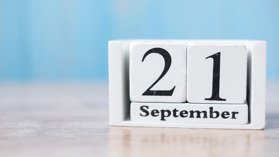 © istock | Panuwat Dangsungnoen Weiße Holzklötzchen auf denen das Datum 21. September steht
