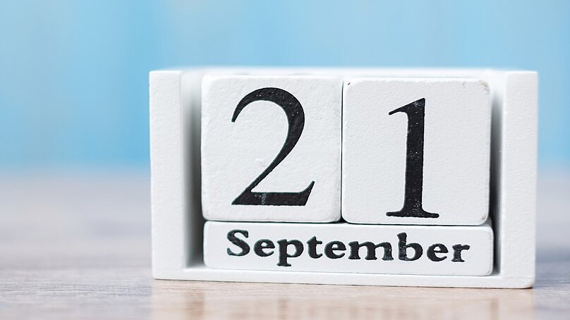 © istock | Panuwat Dangsungnoen Weiße Holzklötzchen auf denen das Datum 21. September steht