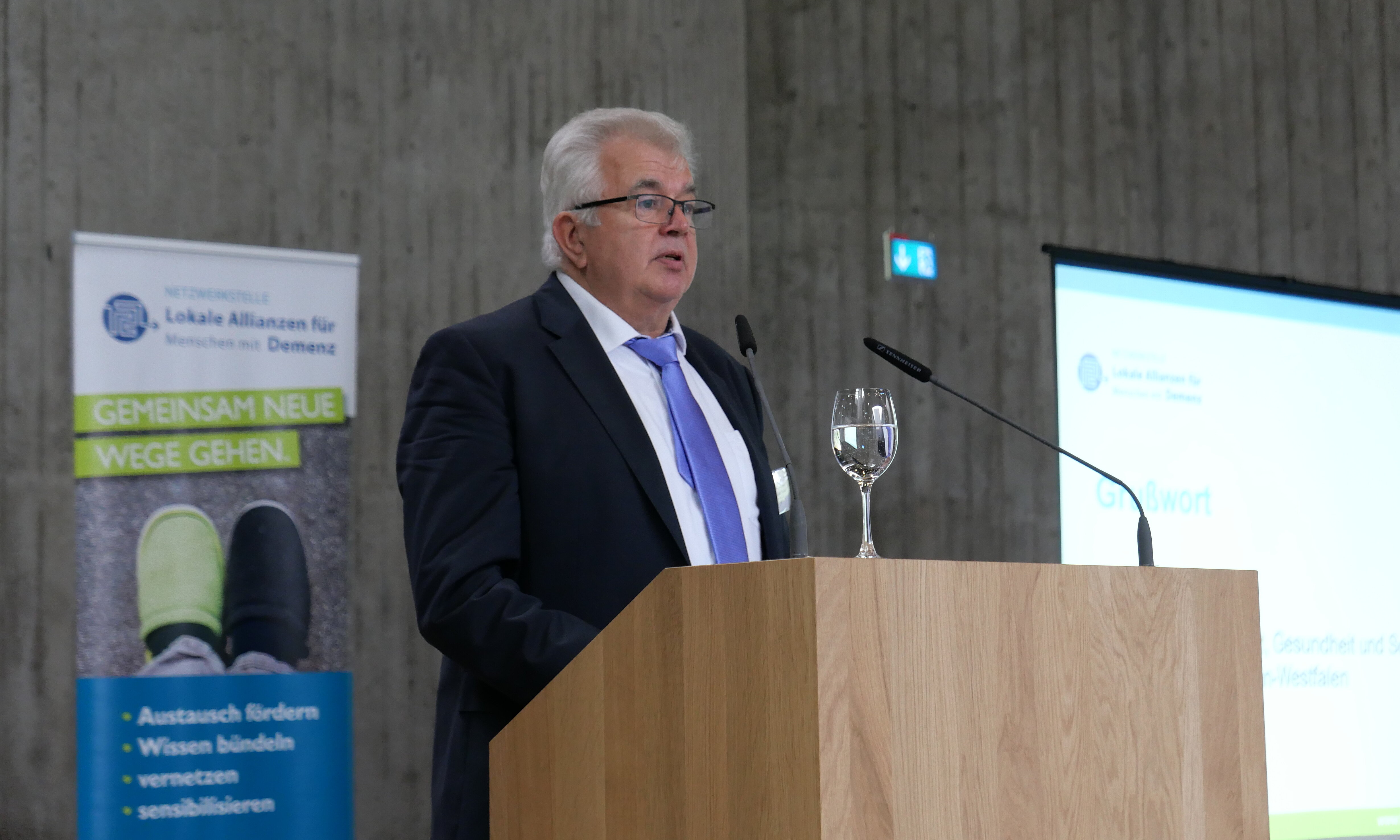 Andreas Burkert begrüßt die Anwesenden 
