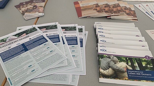 Foto: Tisch mit verschiedenen Broschüren und Flyern