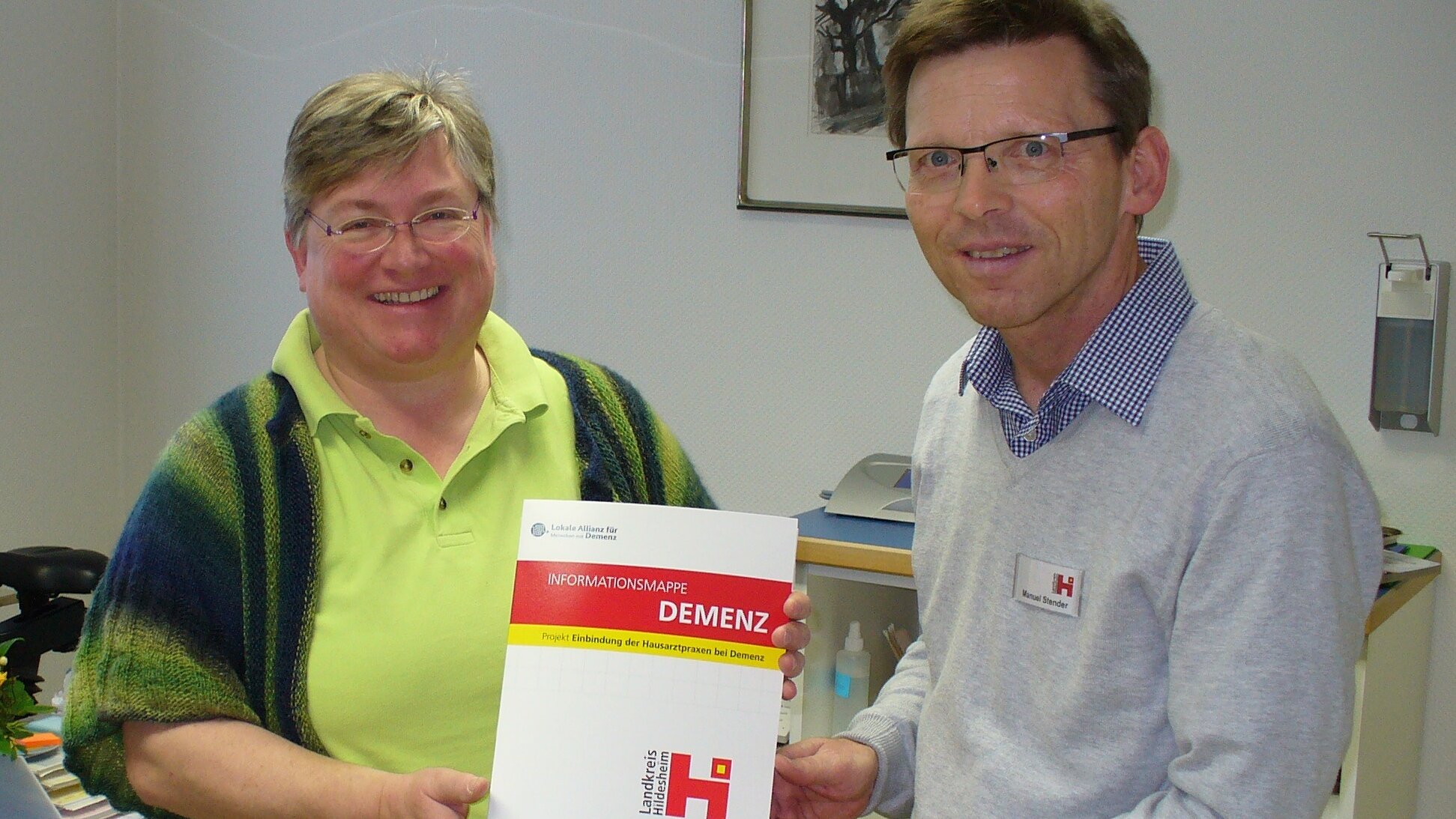 Manuel Stender vom Landkreis Hildesheim überreicht Dr. Annette Thormann die Informationsmappe Demenz Foto: Manuel Stender überreicht Dr. Annette Thormann die Informationsmappe Demenz