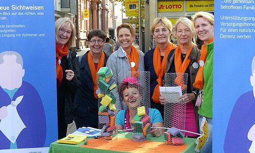 Mitarbeitende des Demenznetzwerks Offenbach präsentieren ihre Arbeit an einem Stand in der Offenbacher Innenstadt 
