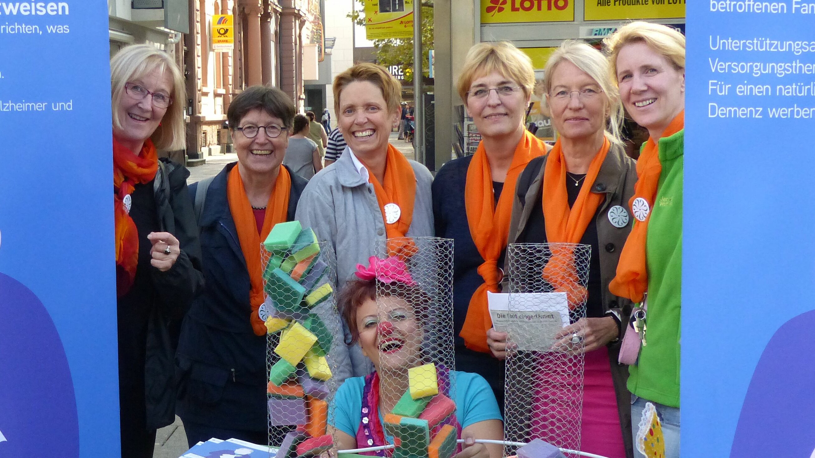 Mitarbeitende des Demenznetzwerks Offenbach präsentieren ihre Arbeit an einem Stand in der Offenbacher Innenstadt 