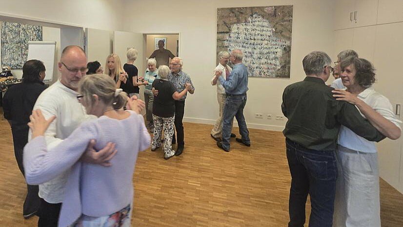 Erster Tangoabend am 18. August 2026 im Demenzzentrum StattHaus Offenbach Menschen tanzen Tango