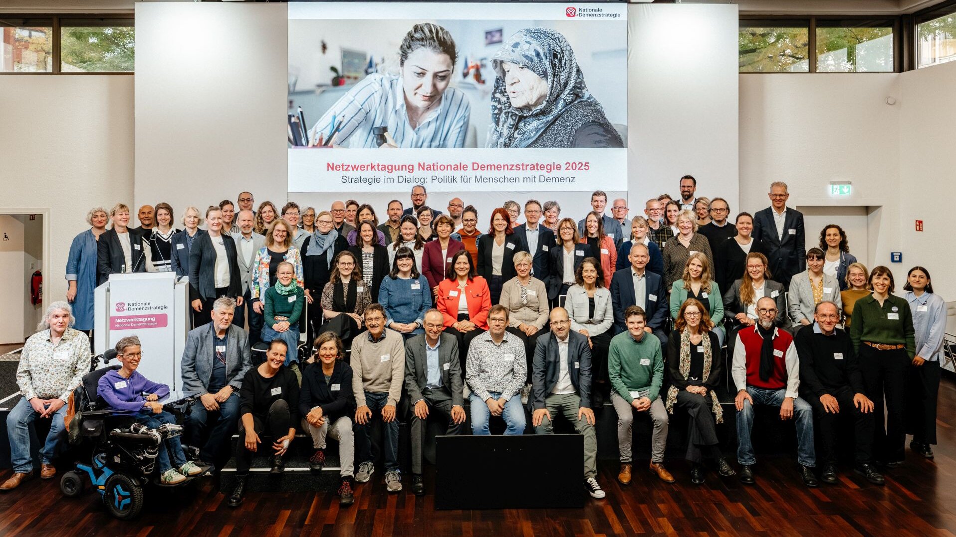 Gruppenfoto der über 90 Teilnehmenden der Netzwerktagung Nationale Demenzstrategie
