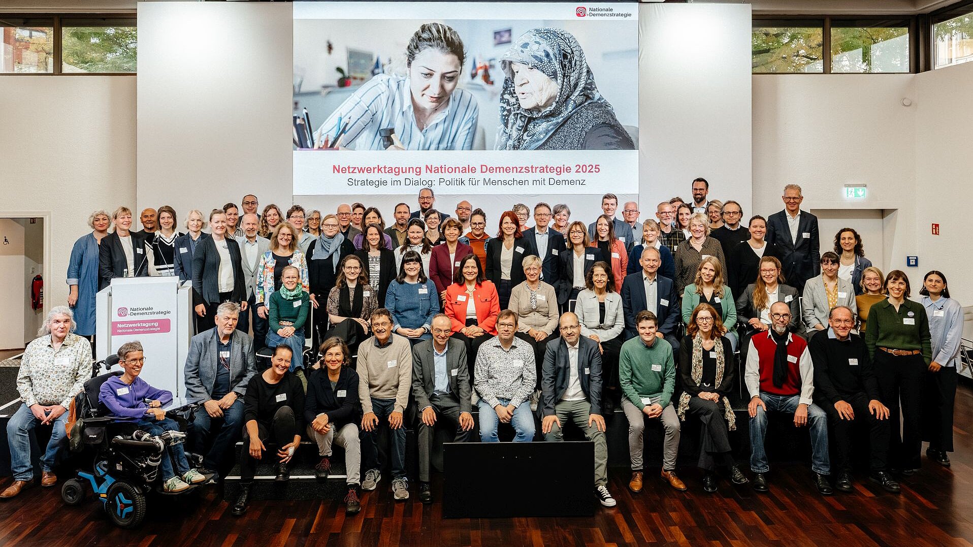 Gruppenfoto der über 90 Teilnehmenden der Netzwerktagung Nationale Demenzstrategie