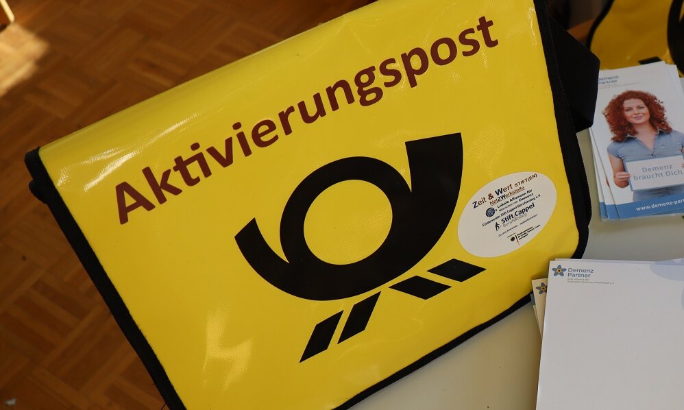 Posttasche und ausgewählte Materialien