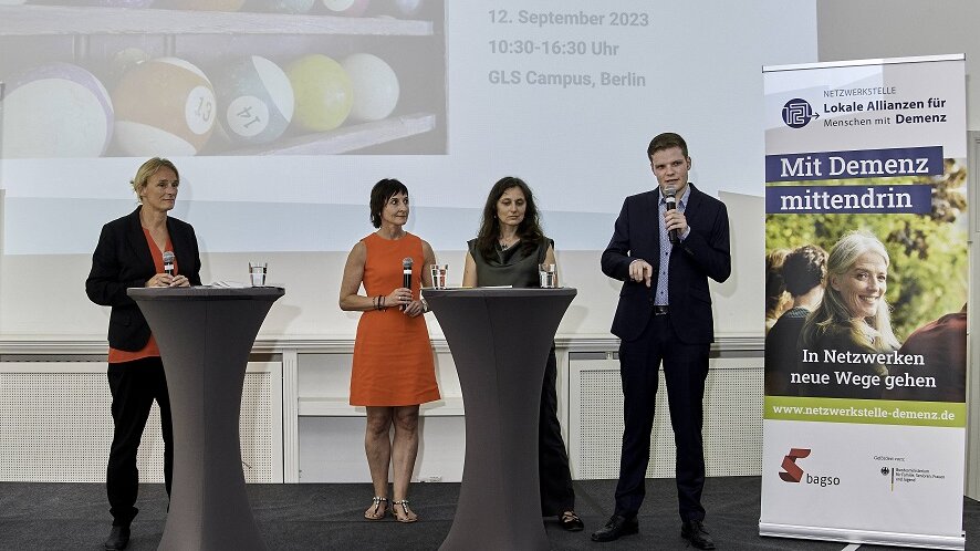 Auf dem Podium (v.l.n.r.): Katja Nellissen, Ute Hopperdietzel, Steffi Bartsch, Lennart Vogt