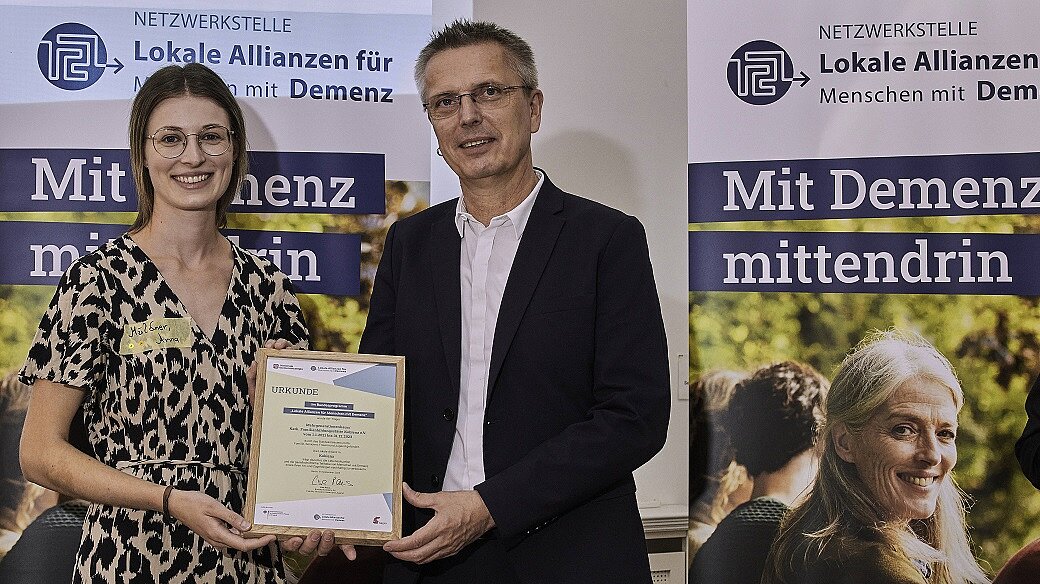 Andreas Schulze überreicht Anna Müldner eine Urkunde