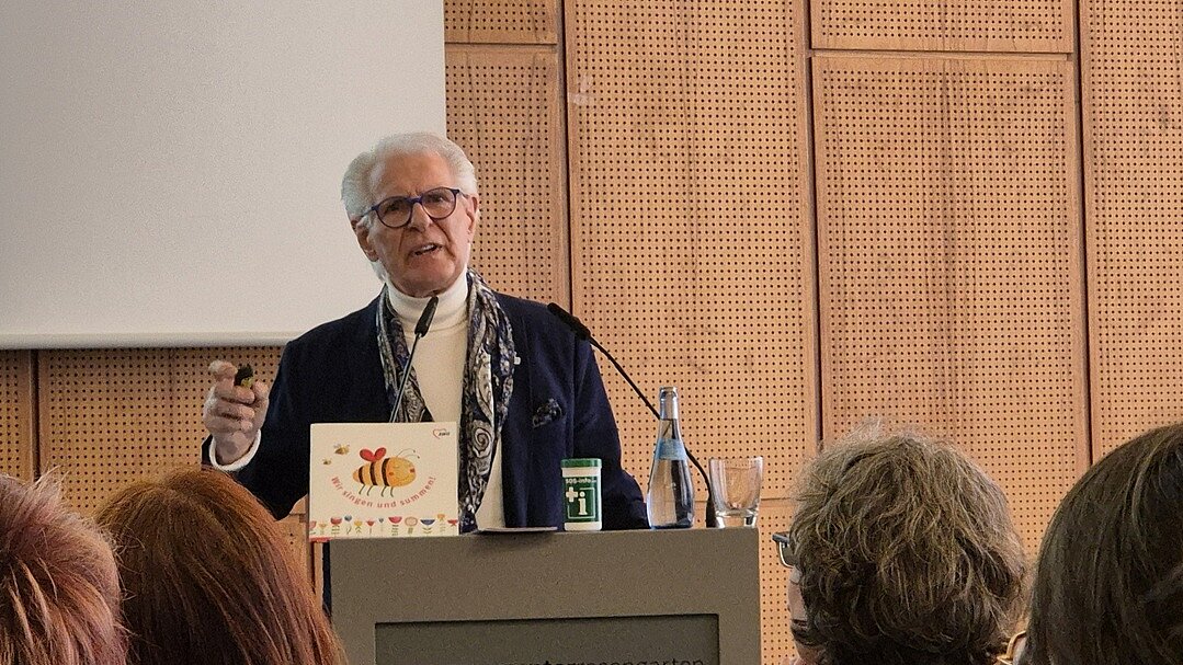 Hans-Jürgen Stritter (AWO Demenz-Allianz Marbach – Bottwartal) steht am Rednerpult