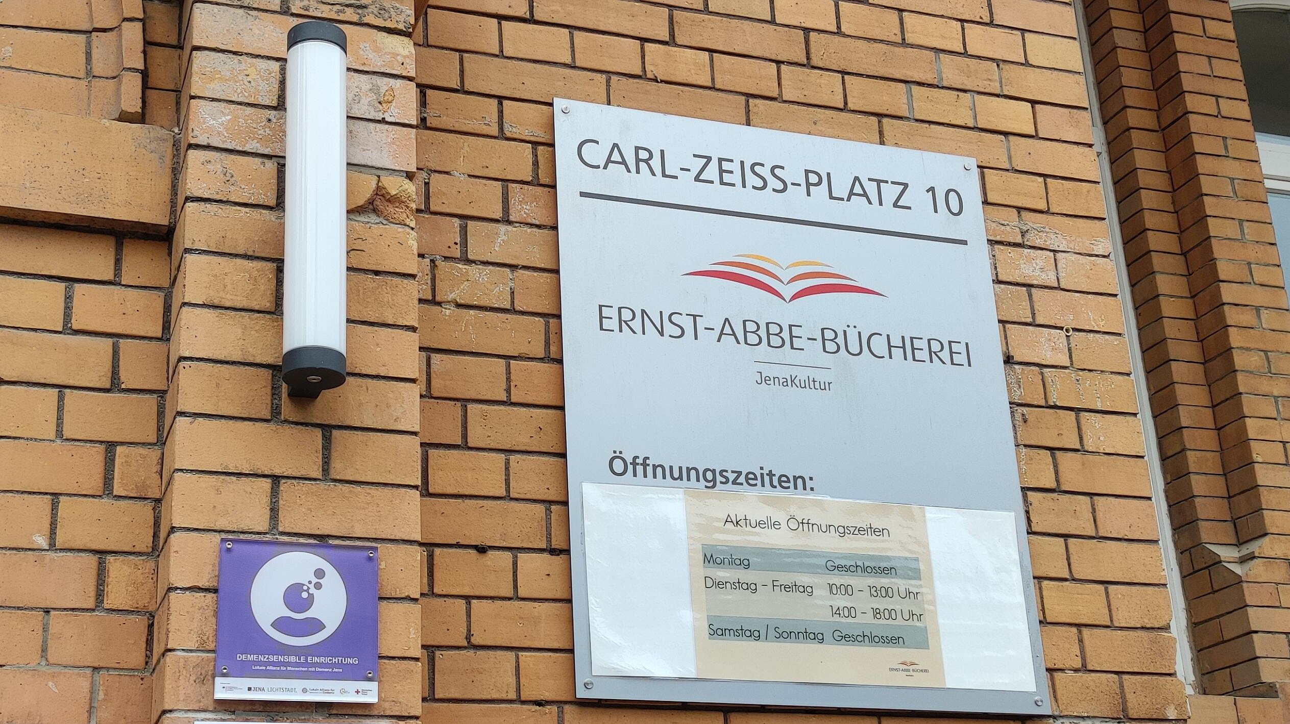Foto: Demenzsensibel-Plakette an der Hauptfiliale der Ernst-Abbe-Bücherei Jena im Stadtzentrum