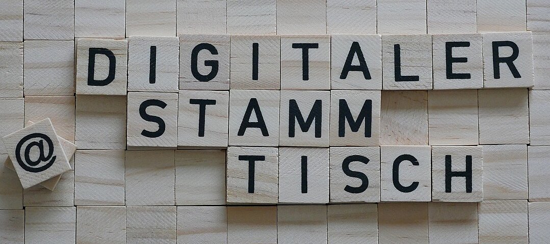 © BAGSO | Hülsmann Veranstaltungstitel mit Holzbuchstaben gelegt