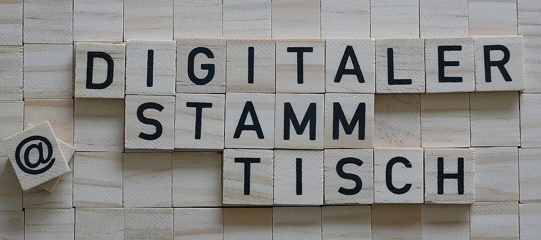 Veranstaltungstitel mit Holzbuchstaben gelegt