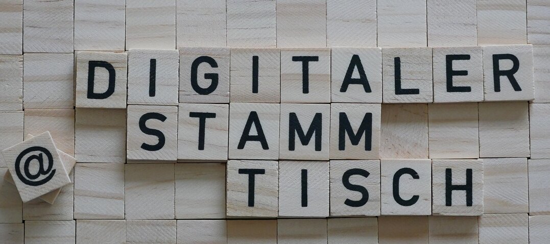 © BAGSO | Hülsmann Veranstaltungstitel mit Holzbuchstaben gelegt