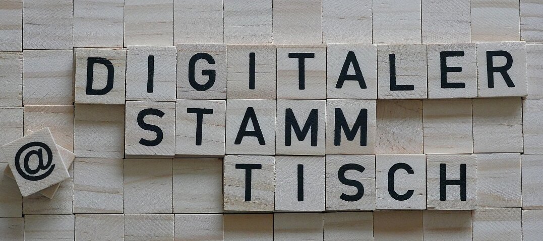 © BAGSO | Hülsmann Veranstaltungstitel mit Holzbuchstaben gelegt