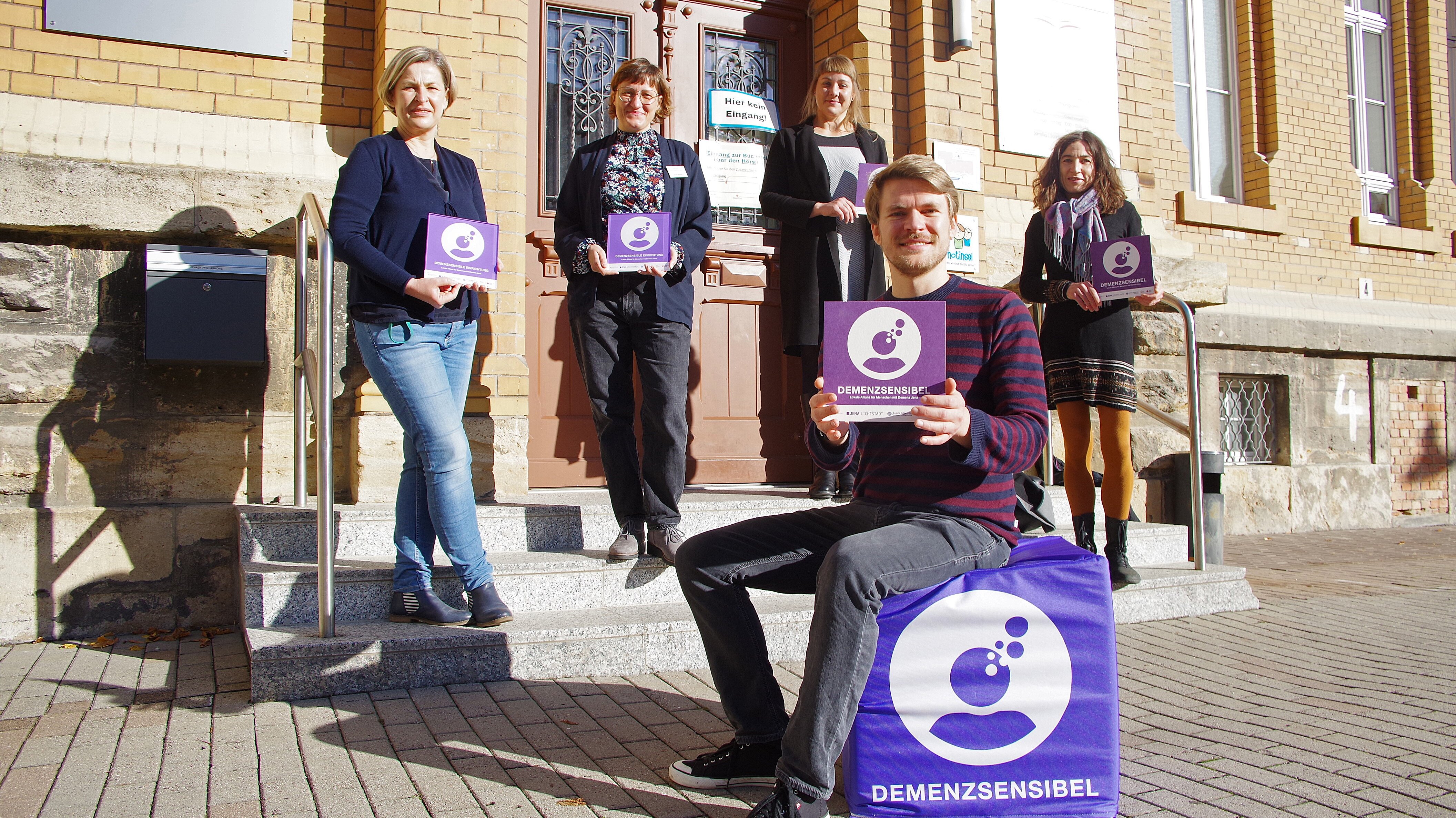 Foto: Verleihung der Demenzsensibel-Plakette an die Ernst-Abbe-Bücherei durch Mitglieder der Lokalen Allianz Jena