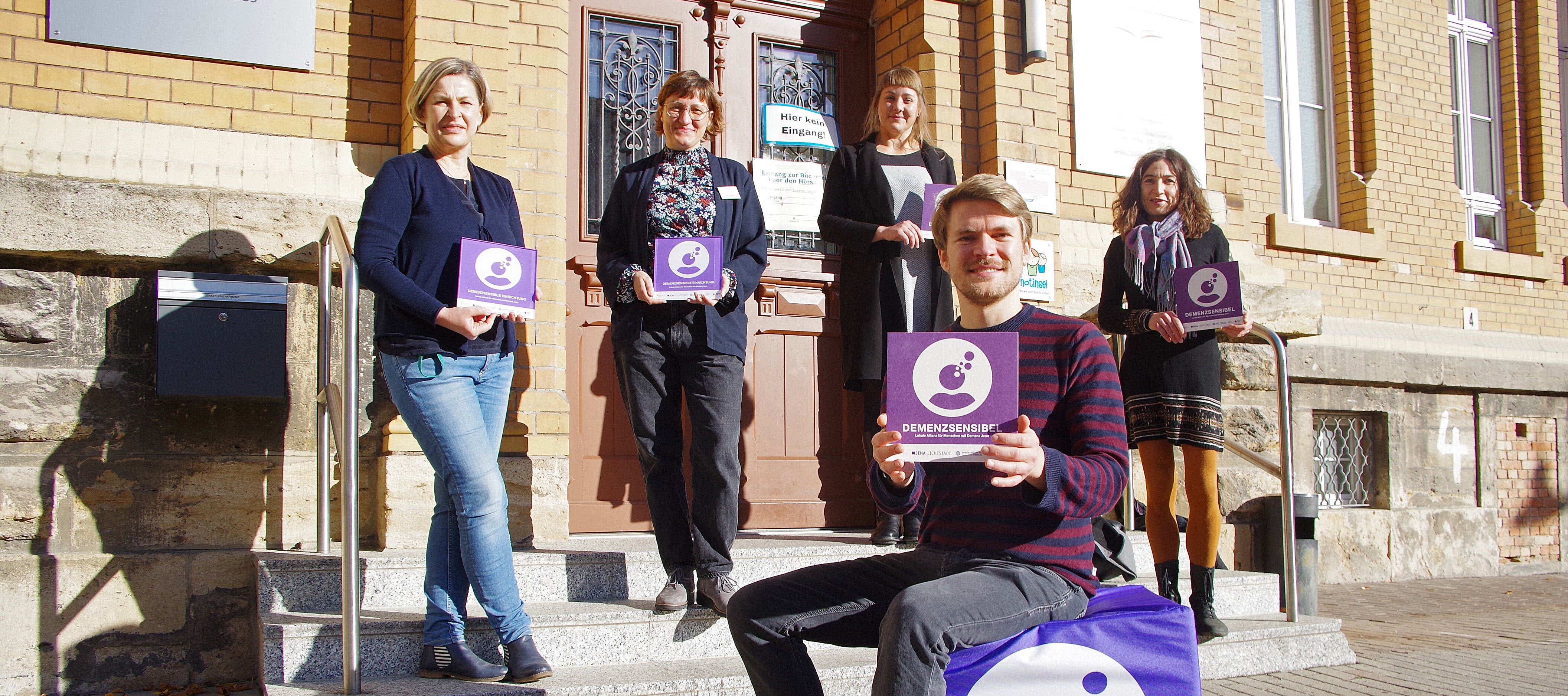 Foto: Verleihung der Demenzsensibel-Plakette an die Ernst-Abbe-Bücherei durch Mitglieder der Lokalen Allianz Jena