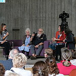 Sybille Kastner im Gespräch mit Teilnehmenden aus dem Offenen Atelier